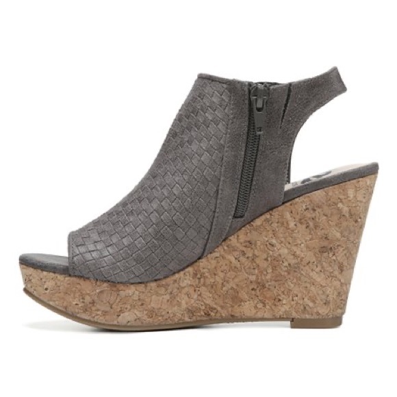 Excellent condition Fergicious “Rasta” wedge. Size 6.5 - Picture 5 of 6